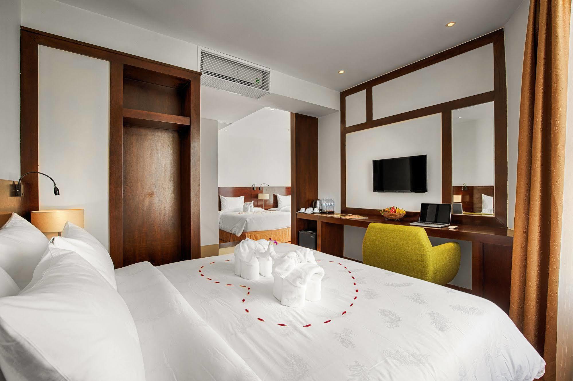 Sofia Suite Hotel Danang Exterior photo