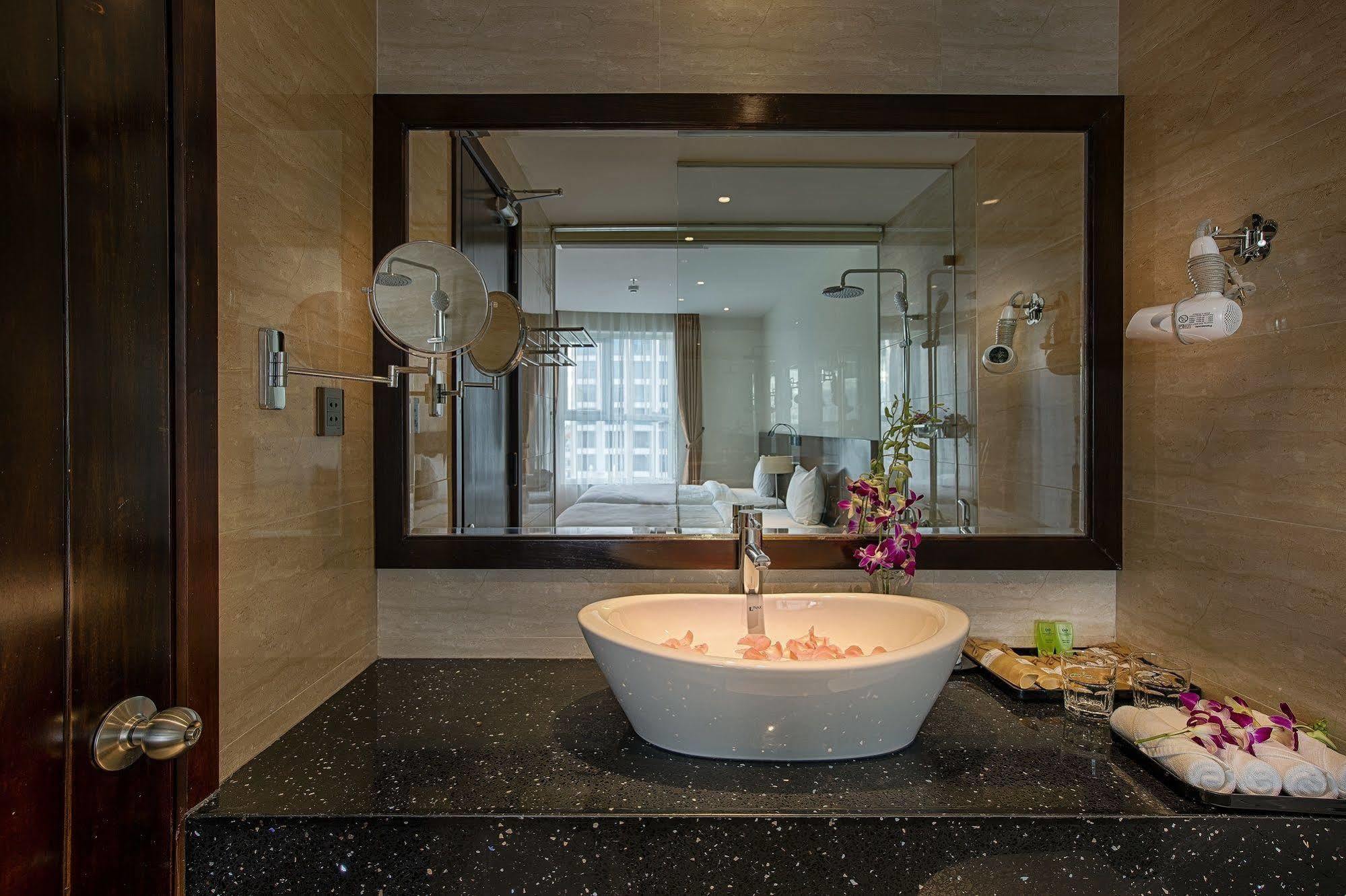 Sofia Suite Hotel Danang Exterior photo